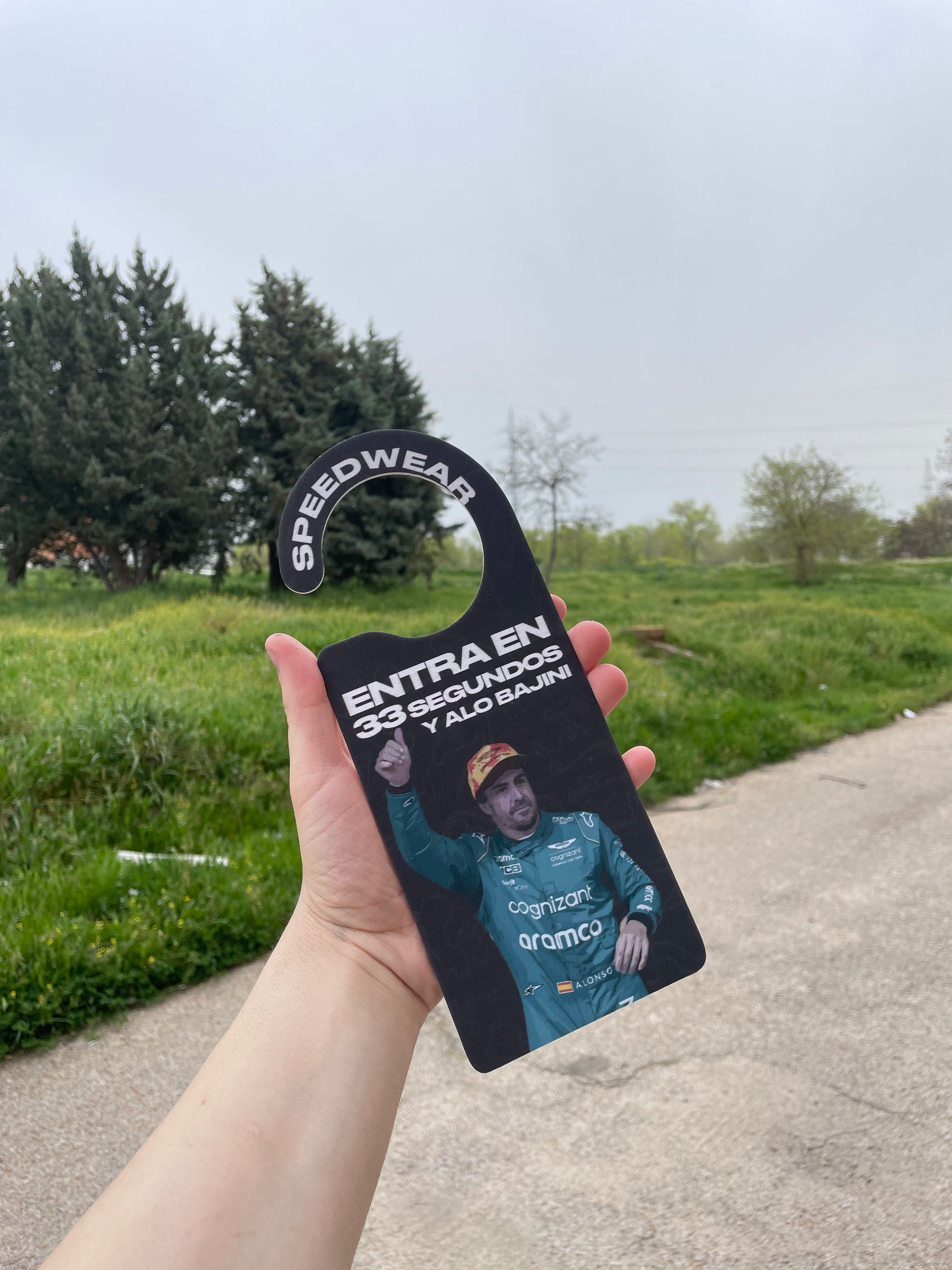 Colgador "No entrar estoy Follando Alonso"